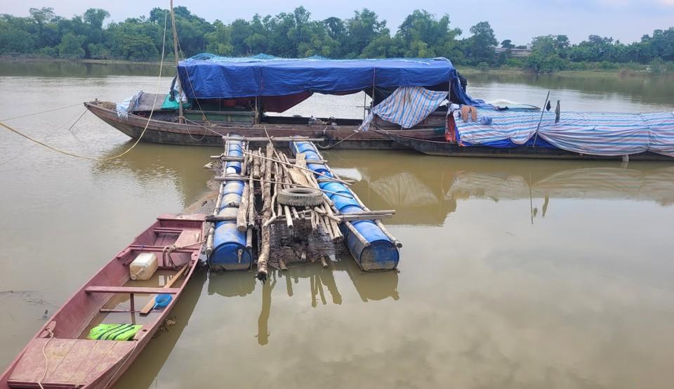 Các hộ nuôi thủy sản trên sông Ngàn Sâu chủ động che chắn lồng bè trong mùa mưa bão