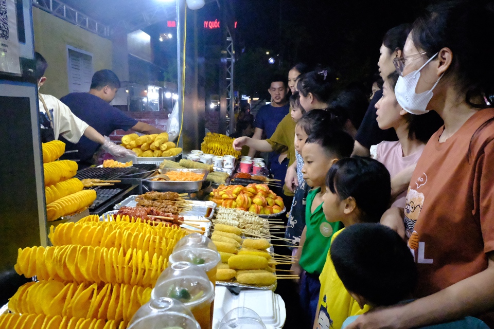 Với sự kiện này, người dân, du khách tại TP Vinh thỏa sức khám phá, thưởng thức những đặc sản nức tiếng Hà Thành, trứ danh Xứ Nghệ và các tỉnh thành khác. 