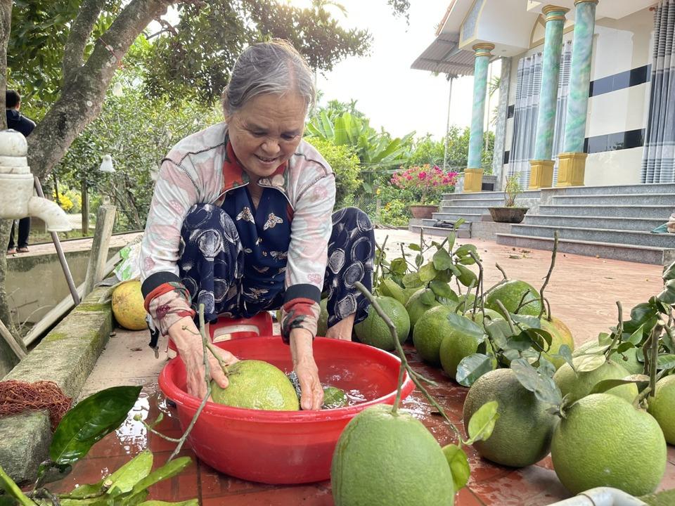 Gia đình ông Đạt có cuộc sống khấm khá chính nhờ đầu tư trồng cây ăn quả