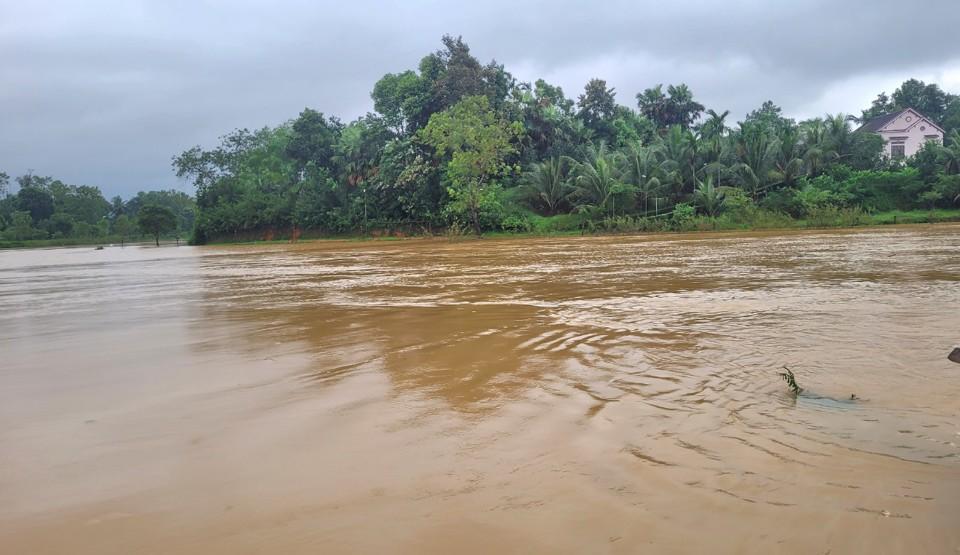 Nhiều thôn xóm, hộ dân ở vùng rốn lũ xã Đức Lĩnh, huyện Vũ Quang đã bị cô lập