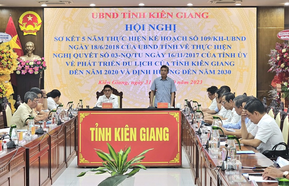 Ông Nguyễn Lưu Trung, Phó Chủ tịch UBND tỉnh Kiên Giang chỉ đạo hội nghị. Ảnh Hữu Tuấn