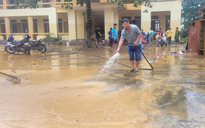 Việc cào dọn bùn đất, tẩy rửa khuôn viên các cơ quan, đơn vị bị ngập lụt được thực hiện nhanh chóng, kịp thời