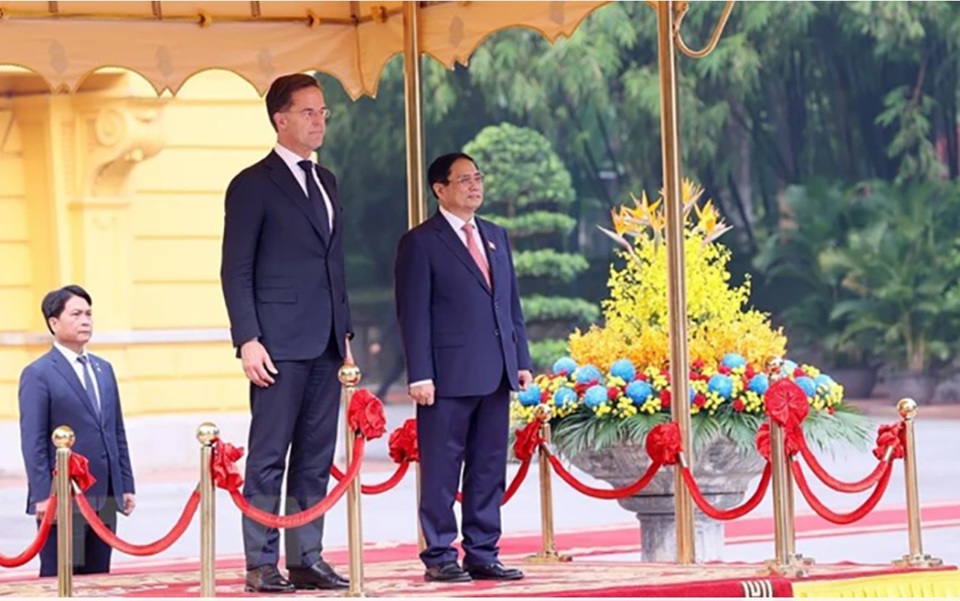 Thủ tướng Phạm Minh Chính và Thủ tướng Hà Lan Mark Rutte nghe quân nhạc cử Quốc thiều hai nước. Ảnh: TTXVN