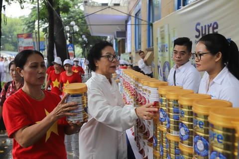 Người cao tuổi quan tâm, tìm hiểu các sản phẩm dinh dưỡng của Vinamilk tại sự kiện- Ảnh: Vinamilk