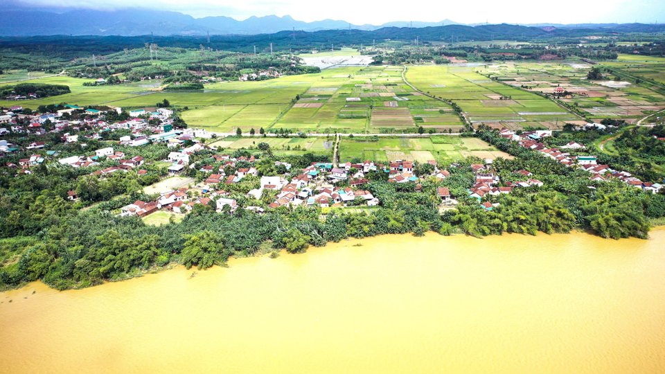 Hàng trăm hộ dân ven sông Trà Bồng bị ảnh hưởng bởi sạt lở.(ảnh HP)