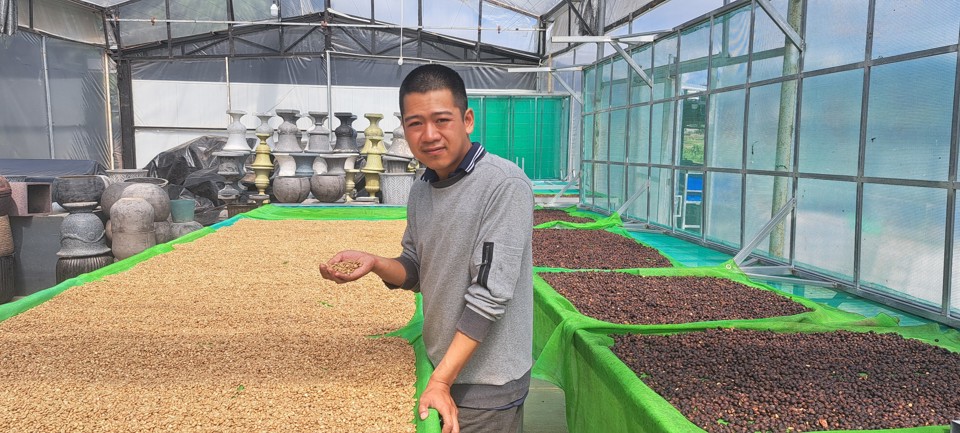 Anh Trần Duy Bình, nhân viên Pró Farm bên sản phẩm cà phê hữu cơ.