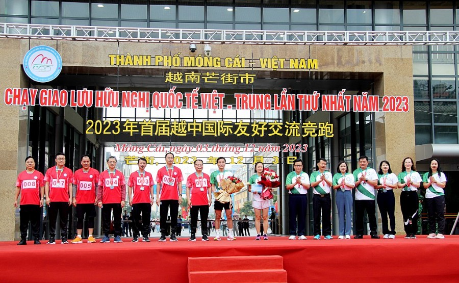 Ban tổ chức biểu dương các vận động viên về nhất, nhì của Việt Nam, Trung Quốc.