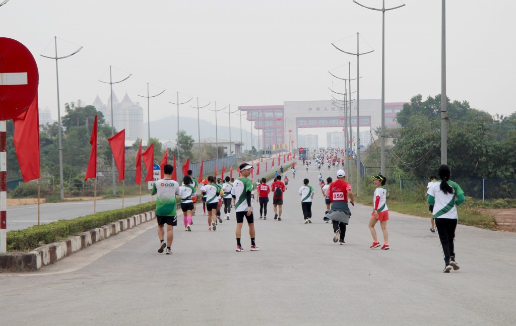 Các vận động viên hai nước chạy từ cửa khẩu Bắc Luân 2 sang TP Đông Hưng (Trung Quốc)