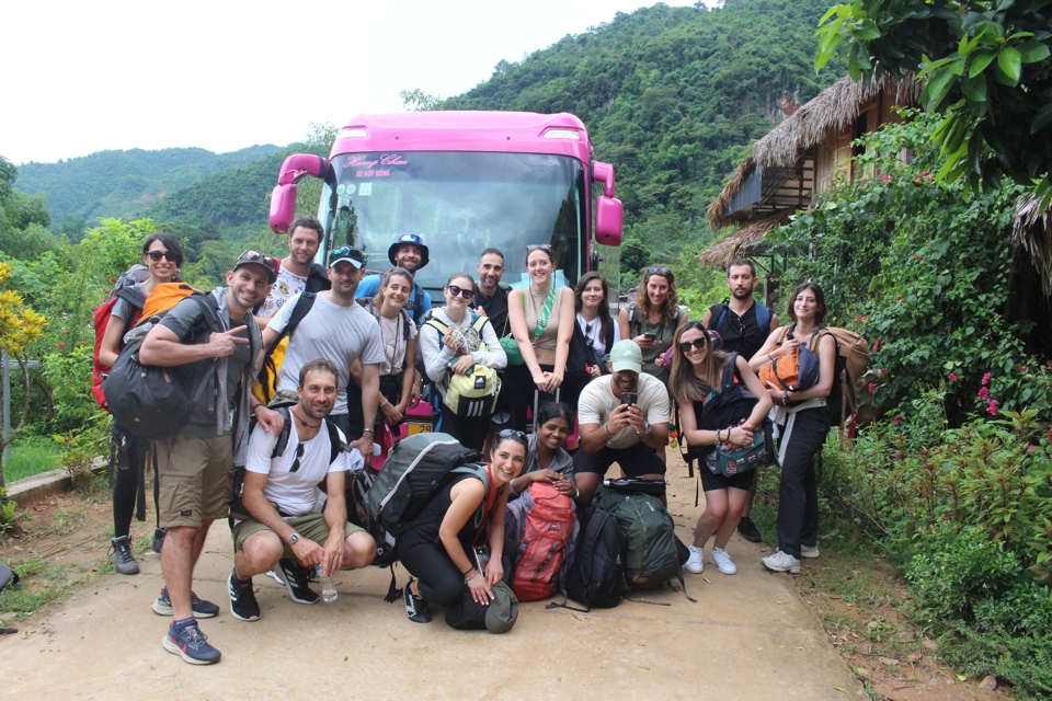 Du khách trải nghiệm tour tại Mai Châu, Hòa Bình. Ảnh: Khắc Kiên