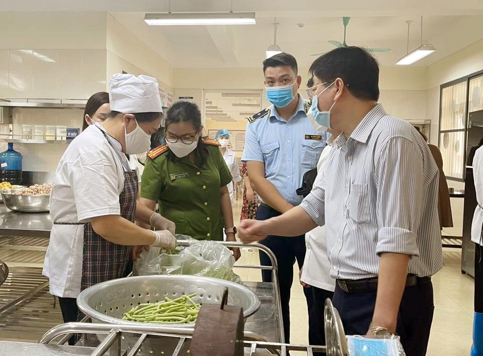 Lực lượng chức năng Hà Nội kiểm tra vệ sinh an toàn thực phẩm tại bếp ăn tập thể. Ảnh: Hoài Nam