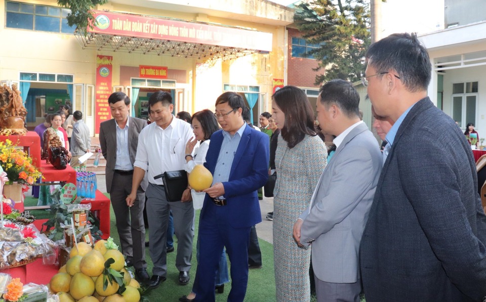 Đoàn thẩm định nông thôn mới TP Hà Nội thăm gian hàng trưng bày sản phẩm nông nghiệp tiêu biểu của xã Phù Lỗ (huyện Sóc Sơn).