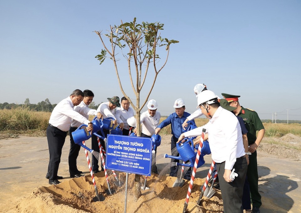 Trưởng Ban Tuyên giáo Trung ương trồng cây lưu niệm tại dự án