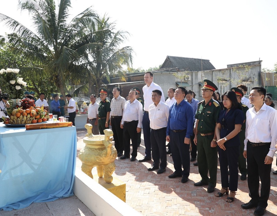 Trưởng Ban Tuyên giáo Trung ương Nguyễn Trọng Nghĩa cùng với Đoàn đại biểu Quốc hội tỉnh Tây Ninh, dâng hương tại Nhà bia tưởng niệm liệt sĩ Sư đoàn 9, Quân đoàn 4 và Đài Vinh danh chiến công - Tưởng niệm Anh hùng liệt sĩ Sư đoàn 1