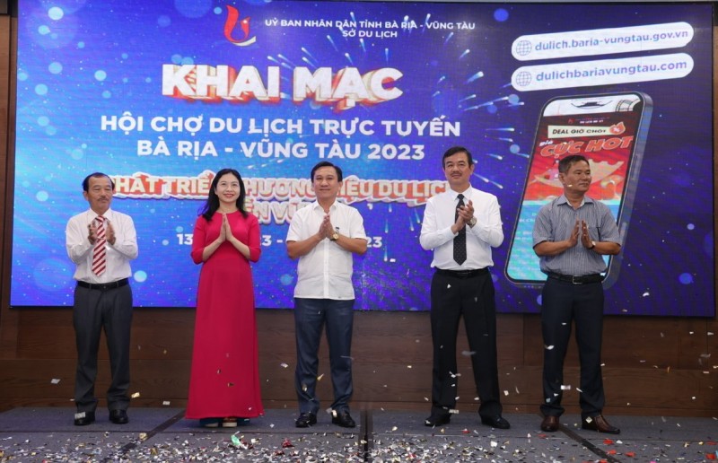 bấm nút khai mạc “Hội chợ du lịch trực tuyến Bà Rịa – Vũng Tàu 2023”