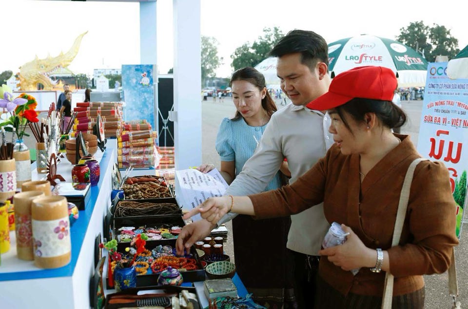 Người dân Lào tiếp cận sản phẩm của doanh nghiệp Hà Nội ở Khu gian hàng “Hanoi - Vietnam” tổ chức Hội chợ That Luang. Ảnh: Hoài Nam