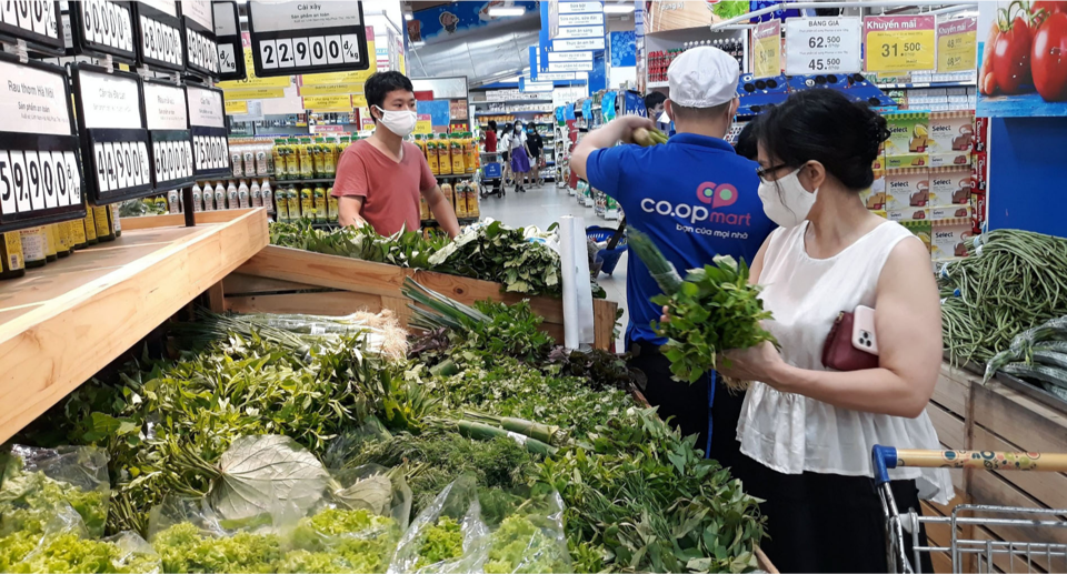 Người tiêu dùng mua hàng hóa tại siêu thị Co.op Mart. Ảnh: Hoài Nam