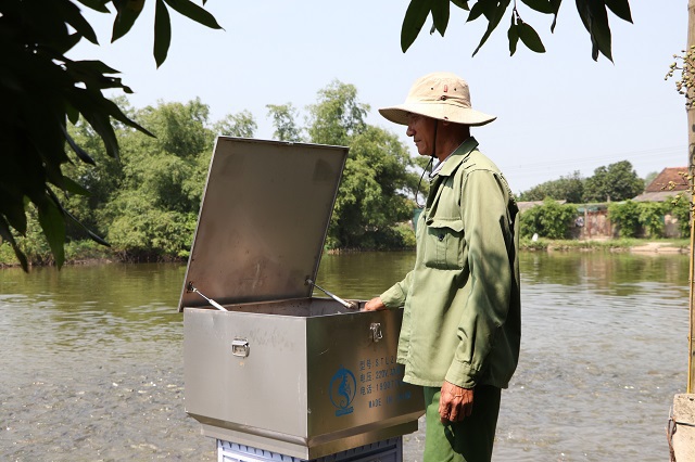 Nhờ đầu tư máy cho cá ăn, ông Thanh tiết kiệm được nhiều thời gian và công sức. Ảnh: Ánh Ngọc