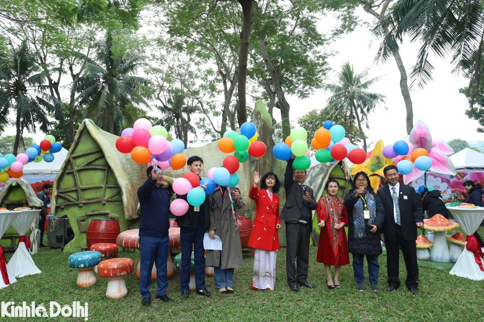 Ban Tổ chức thực hiện thả bóng bay khai mạc Lễ hội Hà Nội miền hoa - Flower Land 2023.