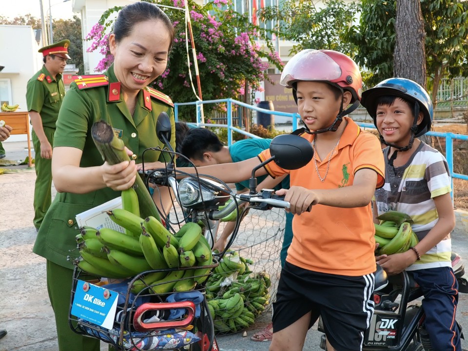 Con em của công nhân lao động tại Khu công nghiệp Tam Phước cũng vui vẻ đến nhận chuối về cho gia đình.