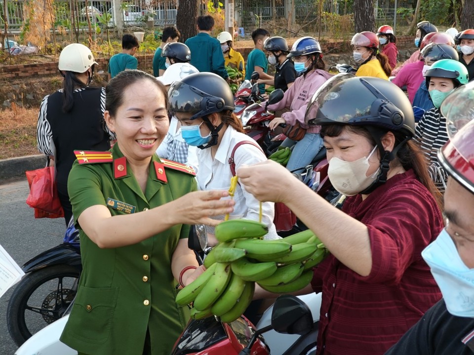 Nhiều công nhân phấn khởi khi được Công an đồng Khu công nghiệp Tam Phước tặng chuối không đồng.