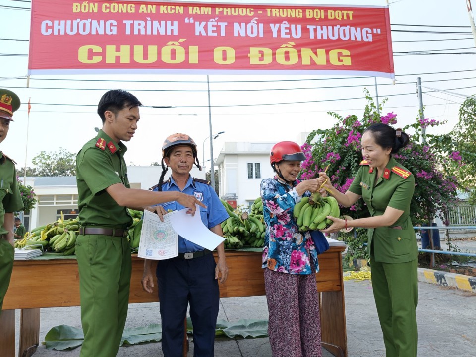 Công nhân được tặng chuối kèm Thư kêu gọi chung tay đảm bảo trật tự an toàn giao thông trên địa bàn tỉnh Đồng Nai.