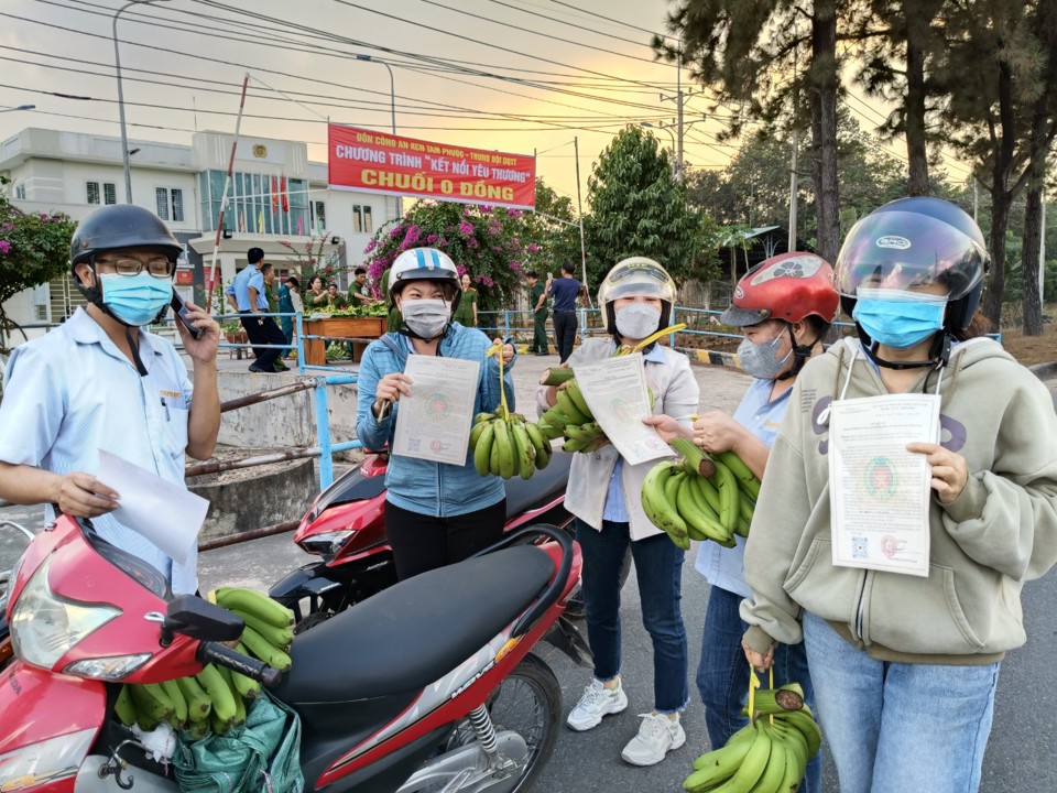 Công nhân nhận tờ rơi Thư kêu gọi chung tay đảm bảo trật tự an toàn giao thông trên địa bàn tỉnh Đồng Nai.