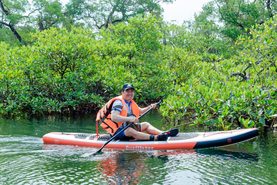 Bằng thuyền Sup, du khách sẽ chinh phục con sông hoang sơ nhất Phú Quốc. (Ảnh Hữu Tuấn)