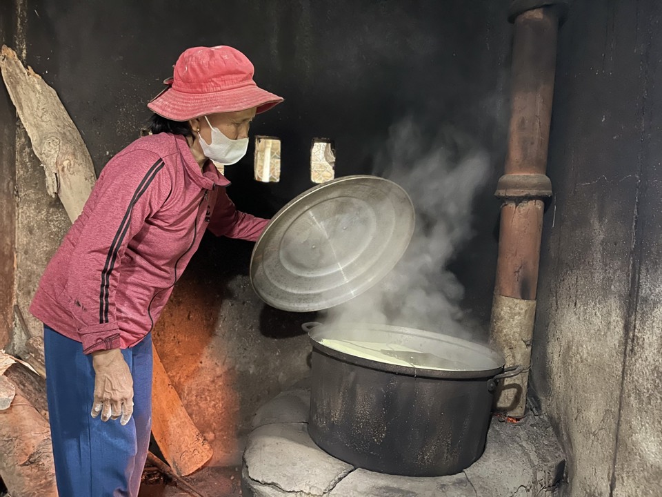 Bánh được đặt vào nồi hấp cho chín. Ảnh: Hà Phương