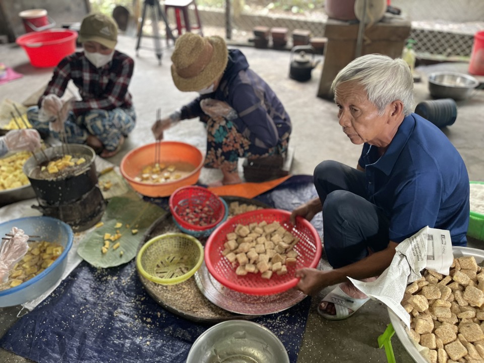 Vị bánh mè ngọt thanh, giòn xốp, ăn không ngán nên nhiều khách hàng mua về làm quà biếu, tặng dịp Tết. Ảnh: Hà Phương