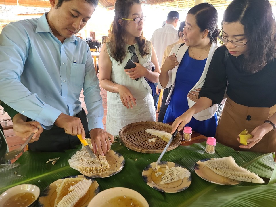 Du khách đang thưởng thức món ong mật tại khu Du lịch Hương Tràm huyện U Minh Cà Mau (ảnh Hoàng Nam)