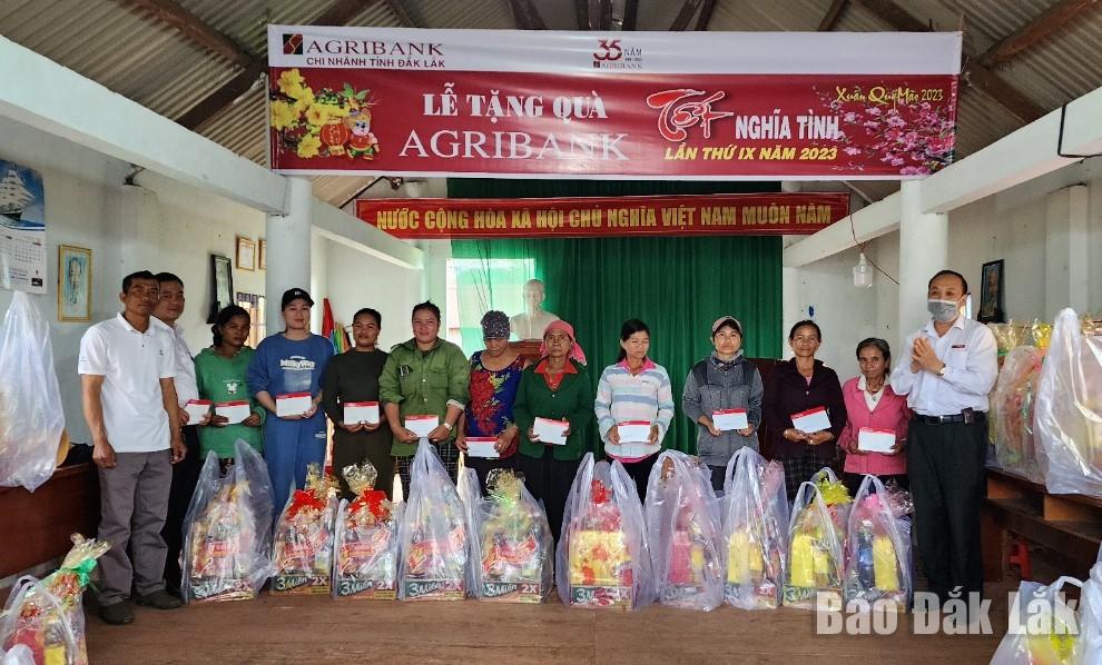 Không khí trao quà trong Chương trình Agribank Đắk Lắk - Tết Nghĩa tình” năm 2023 tại Buôn Par (xã Cư Prao, huyện MDrắk).