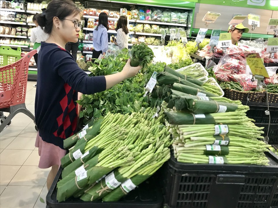 Lá chuối dùng bọc thực phẩm tại siêu thị trên địa bàn quận Đống Đa, Hà Nội. Ảnh: Hoài Trang