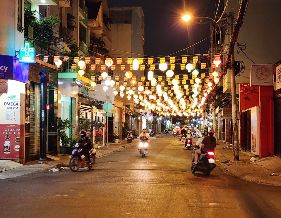 Trên đường Phan Sào Nam (quận Tân Bình) người dân đã gắn đèn rực rỡ chó tuyến phố, sẵn sàng đón Tết