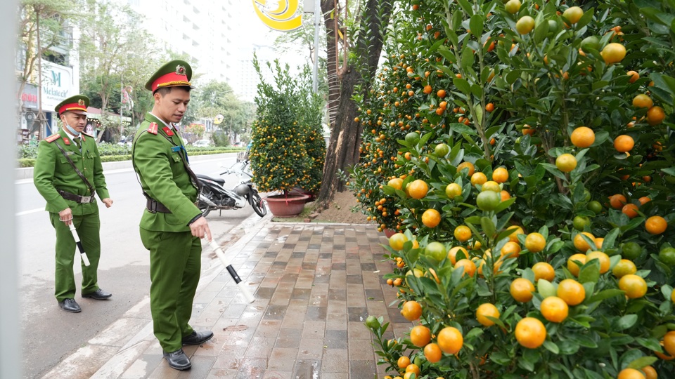 Công an phường Nhật Tân kiểm tra, nhắc nhở các hộ kinh doanh chấp hành các quy định về quản lý sử dụng lòng đường, vỉa hè.