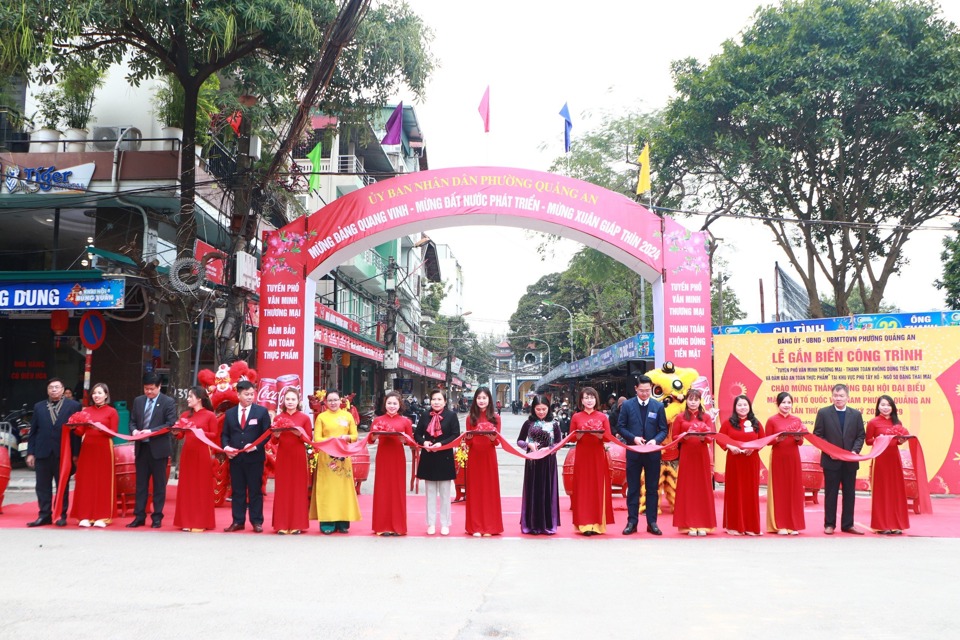 Các đại biểu cắt băng khánh thành “Tuyến phố văn minh thương mại và đảm bảo ATTP” quanh Phủ Tây Hồ.