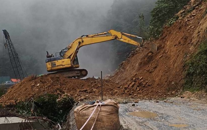 Máy xúc cỡ lớn tập trung dời dọn đất đá sạt lở, phấn đấu thông tuyến trong thời gian sớm nhất