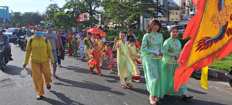 Đoàn người hóa trang thánh diễn viên diễu hành trong Lễ hội Nguyên tiêu Xuân Quý Mão 2023. Ảnh: Tân Tiến (tư liệu).