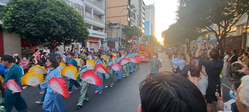 Đoàn của một Hội quán người Hoa trên địa bàn quận 5 - TP Hồ Chí Minh, tham gia Lễ hội Nguyên tiêu với màn múa quạt. Ảnh: Tân Tiến (tư liệu).