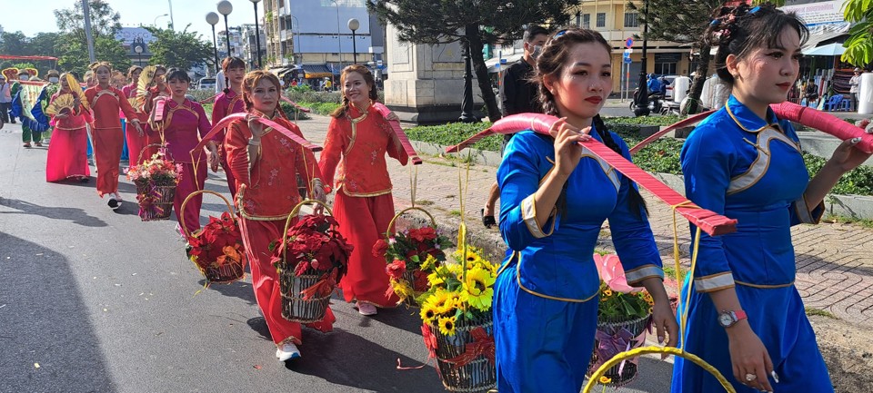 Các cô gái Hoa trong trang phục truyền thống của dân tộc mình tham gia Lễ hội Nguyên tiêu Xuân Quý Mão 2023. Ảnh: Tân Tiến (tư liệu).