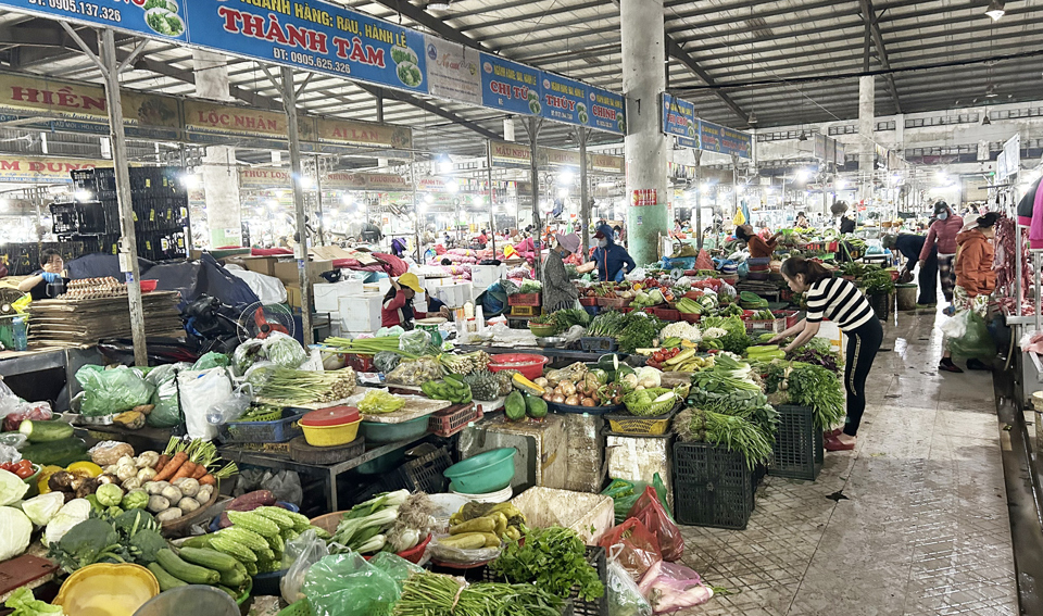 Sản lượng hàng rau củ quả về tại Chợ đầu mối Hoà Cường (phường Hòa Cường Nam, quận Hải Châu, Đà Nẵng) giảm 20% do sức mua giảm. Ảnh: Minh Phương