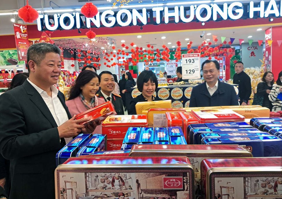 Phó Chủ tịch UBNDTP Hà Nội Nguyễn Mạnh Quyền kiểm tra dự trữ hàng Tết tại siêu thị Win Mart (Trung tâm Thương mại Vincom Mega Mall Smart City)