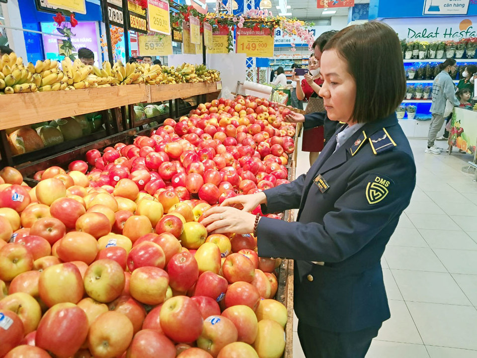 Quản lý thị trường Hà Nội kiểm tra VSATTP chất lượng sản phẩm tại siêu thị Co.op Mart Hà Đông. Ảnh: Hoài Nam