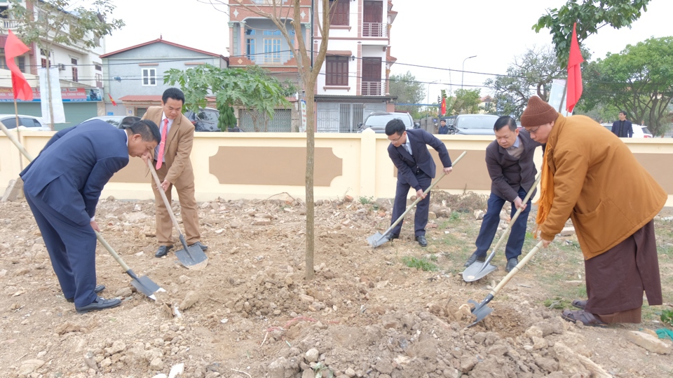 Thường trực Huyện uỷ Sóc Sơn tham gia Tết trồng cây Xuân Quý Mão 2023.