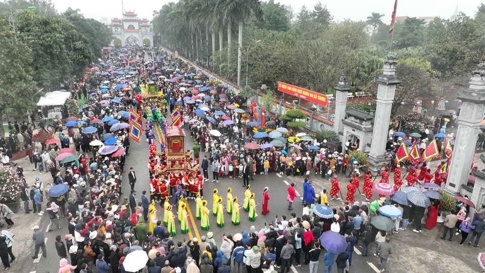 Hàng vạn người dân dự lễ rước kiệu sáng 15/2.