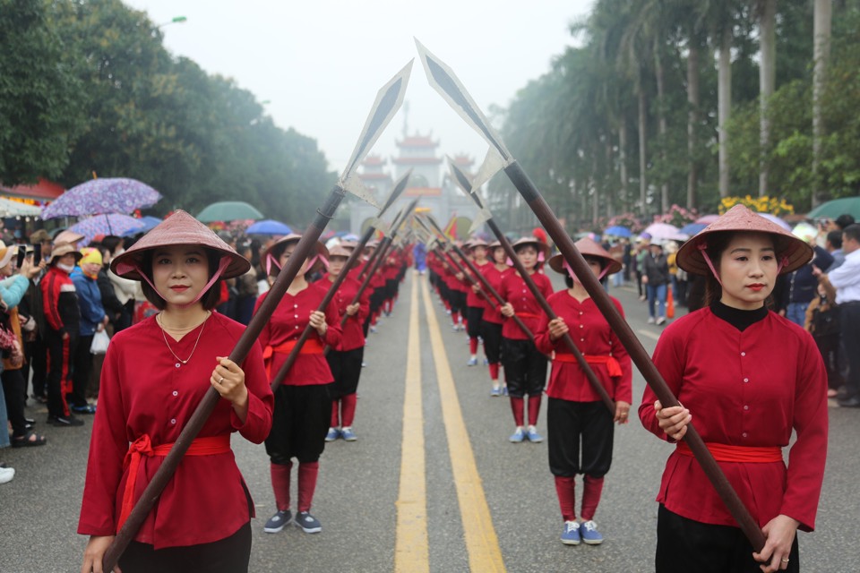 Đi hộ giá Hai Bà có các đội nghi trương gồm: cờ lệnh, đội cờ ngũ hành, đội cờ tứ linh, đội cờ thần tàn lọng, đội gươm trường bát bửu, đội nữ binh hộ giá, hai voi trắng, ngựa hồng, ngựa bạch… cùng các đội múa xênh tiền, múa lân vừa đi vừa múa trong tiếng nhạc lễ cung đình của dàn nhạc bát âm, hòa quyện trong tiếng trống, tiếng chiêng, rộn rã, linh thiêng.