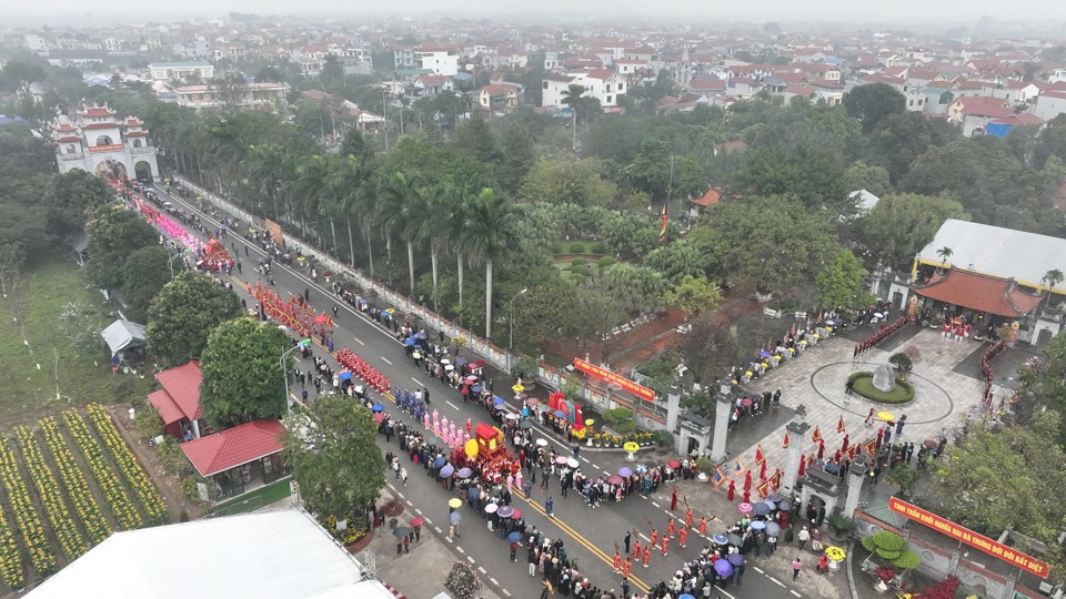 Lễ hội đền Hai Bà Trưng thường được Nhân dân địa phương gọi là lễ hội Hạ Lôi. Hàng năm Khu di tích Quốc gia đặc biệt đền Hai Bà Trưng, huyện Mê Linh mở hội chính từ ngày mùng 6 đến ngày mùng 10 tháng Giêng. Đây là ngày Hai Bà Trưng tế cờ khởi nghĩa.