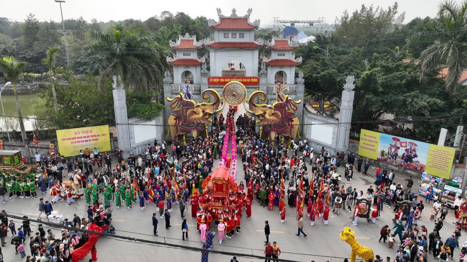 Trong quá trình rước kiệu, nhiều lần đội rước dừng lại, thực hiện động tác đổi vai nâng kiệu qua đầu ba lần cả bốn cỗ kiệu. Động tác này được thực hiện không đồng thời mà tiếp nối nhau, nên nếu nhìn tổng thể sẽ thấy hình ảnh các cỗ kiệu nhấp nhô giữa đội hình cờ súy, tựa như thân hình một con rồng đang uốn lượn, hòa quyện trong tiếng trống, tiếng chiêng của dàn nhạc bát âm cung đình rộn rã và uy linh.