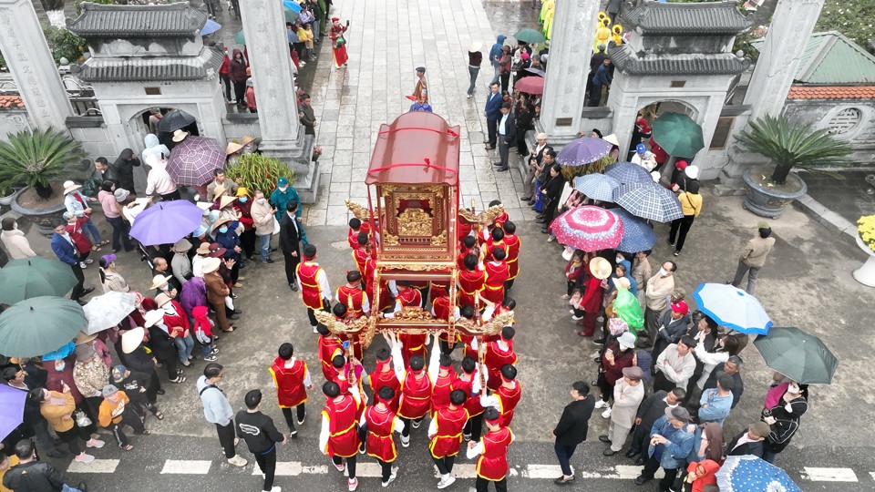 Lễ hội bắt đầu bằng nghi lễ rước kiệu từ đình Hạ Lôi về đền Hai Bà Trưng, hoạt động tế lễ theo nghi thức truyền thống địa phương.