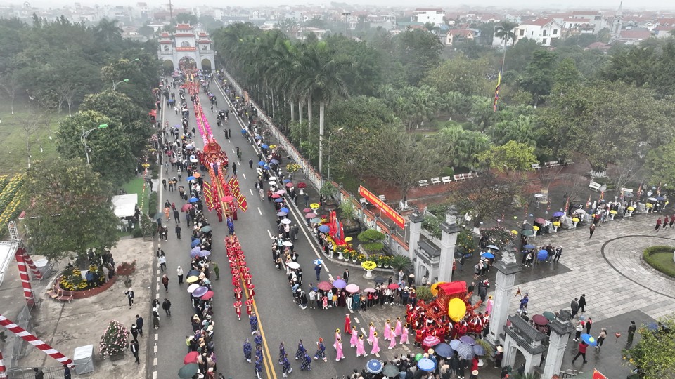 Từ trong sân đền, kiệu Bà Trưng Trắc đi trước, nhưng khi ra khỏi cổng đền, kiệu Bà Trưng Trắc dừng lại bên phải đường để kiệu Bà Trưng Nhị đi trước (với ý nghĩa