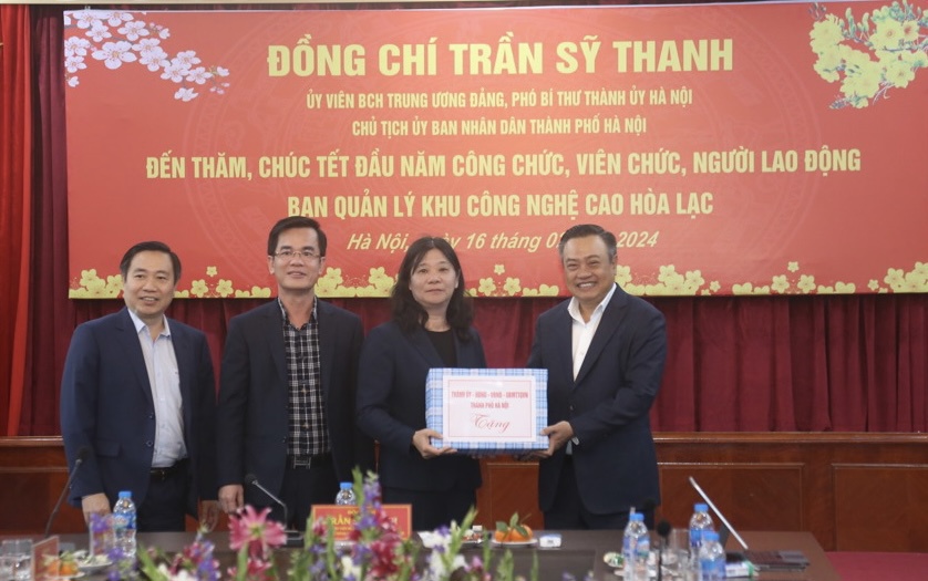 Chủ tịch UBND TP Hà Nội Trần Sỹ Thanh tặng quà Tết Ban quản lý Khu công nghệ cao Hoà Lạc.  